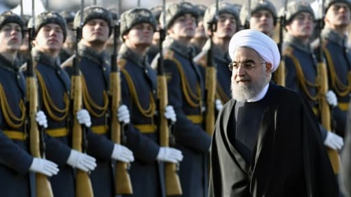 Le président iranien Hassan Rouhani passe en revue la garde d'honneur à son arrivée à l'aéroport de Moscou, le 27 mars 2017