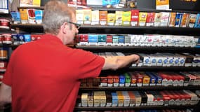 Un buraliste prend un paquet de cigarette dans son rayon, le 04 octobre 2010 à Lille