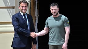 La poignée de main entre Macron et Zelensky à Kiev
