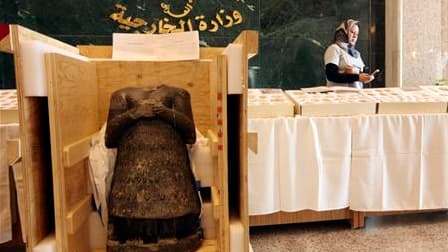 La statue sans tête d'un roi sumérien (photo) et plus de 500 autres pièces historiques dérobées lors des pillages qui ont suivi l'intervention américaine en Irak en 2003 ont été récupérées. Beaucoup des 542 pièces concernées datent de 2.000 ans avant Jésu