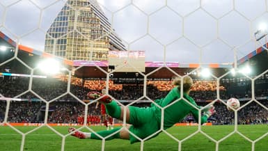 La gardienne anglaise Hannah Hampton repousse un tir au but lors de la finale de l'Euro féminin Angleterre-Espagne (1-1, 3 t.a.b. 1), le 27 juillet 2025