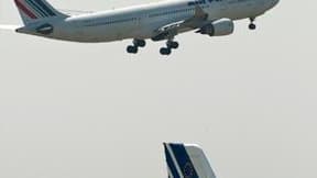 Cinq syndicats d'Air France appellent à des arrêts de travail d'une heure à vingt-quatre heures le 24 juin, jour d'une mobilisation intersyndicale contre la réforme des retraites du gouvernement. /Photo d'archives/REUTERS/Gonzalo Fuentes