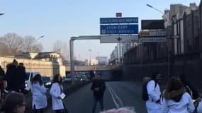 Paris : des étudiants en chirurgie dentaire manifestent sur le périphérique - Témoins BFMTV