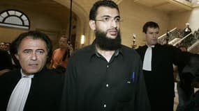 Khaled Ben Mustapha (au centre), ancien détenu de Guantanamo, aux côtés de ses avocats lors de son procès en première instance à Paris, en 2006. Cinq Français passés par le camp américain situé à Cuba ont été condamnés vendredi en appel à un an de prison