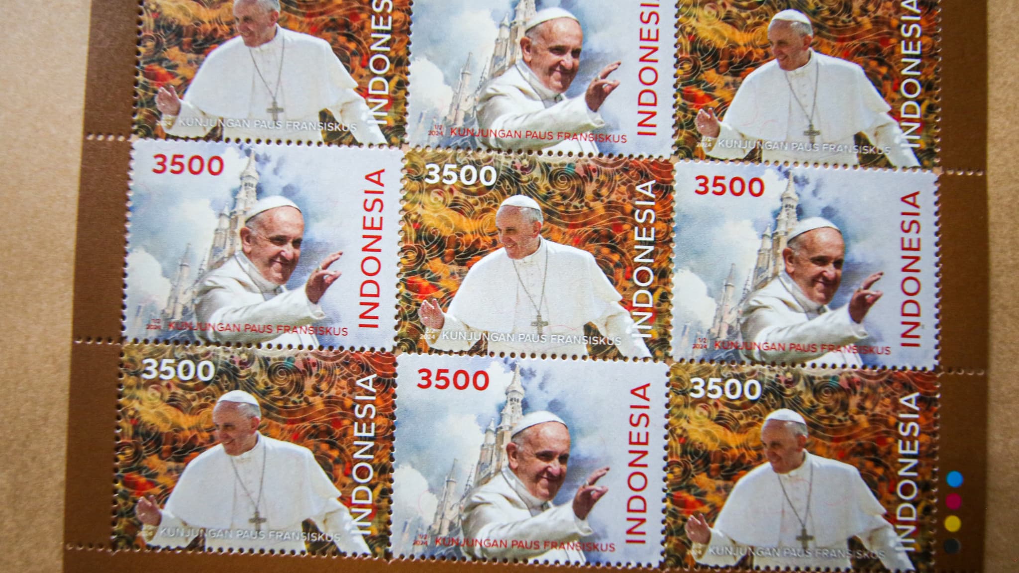 Une nouvelle série de timbres dédiée au pape François lors de la cérémonie de lancement à la cathédrale de Jakarta, le 2 septembre 2024.