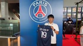 Le maillot de Kang-in Lee s'arrache dans la boutique éphémère du PSG au Japon, 28 juillet 2023