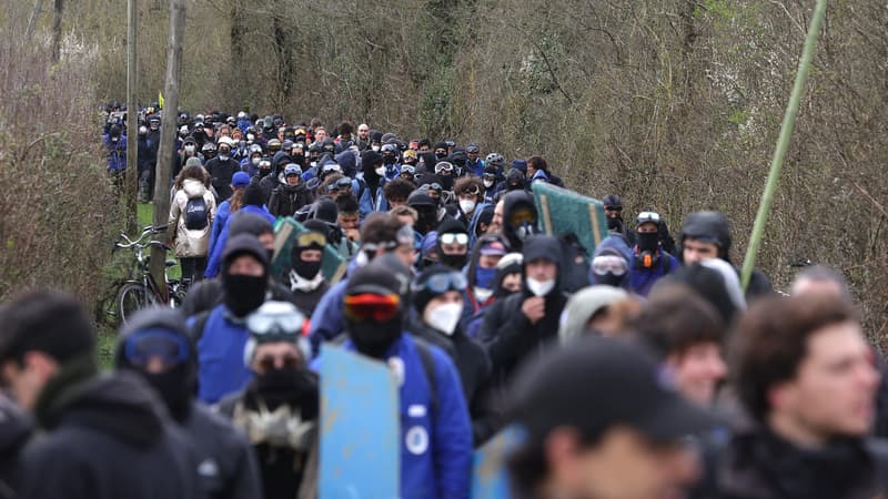 Des manifestants anti-bassines à Sainte-Soline, dans les Deux-Sèvres, le 25 mars 2023