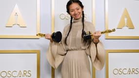 Chloé Zhao, avec ses deux Oscars, dimanche, à Los Angeles 
