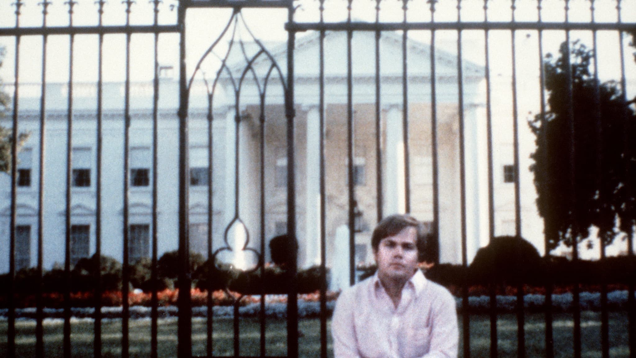 John Hinckley Jr., qui fasciné par Taxi Driver tentera d'assassiner Ronald Reagan, posant devant Maison blanche. John Hinckley Jr., qui fasciné par Taxi Driver tentera d'assassiner Ronald Reagan, posant devant Maison blanche.