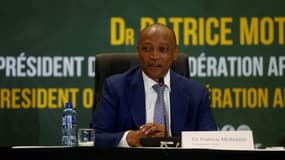 Le nouveau président de la CAF Patrice Motsepe lors d'un point presse de rentrée à Johannesburg, le 16 mars 2021