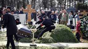 Plusieurs centaines de personnes se sont rassemblées samedi à Moscou pour les funérailles du célèbre blogueur militaire russe Maxime Fomine, assassiné à Saint-Pétersbourg le 2 avril.