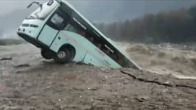 A Manali, en Inde, un autocar est emporté comme un rien par les flots de la mousson.