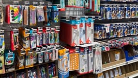 De nombreux stylos, règles, équerres, compas, ciseaux et autres fournitures scolaires sont exposés sur un présentoir dans un supermarché avant la rentrée scolaire à Lyon, en France, le 15 août 2025. 