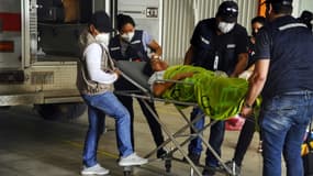 Un malade du Covid-19 est installé dans un hôpital de campagne à Santa Cruz (Bolivie), le 13 juillet 2020