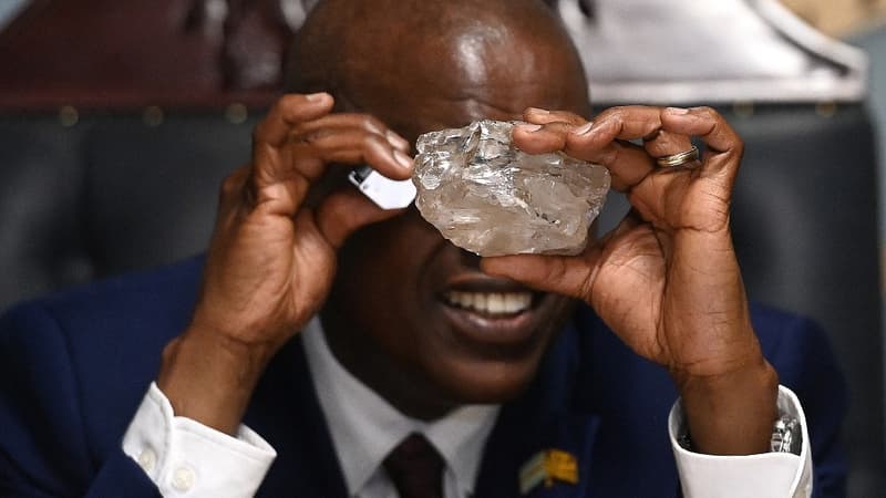 Le président du Botswana Mokgweetsi Masisi tient le deuxième plus gros diamant du monde, le 22 août 2024, à Gaborone, au Bostwana.