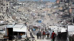 Des Palestiniens transportent leurs affaires alors qu'ils fuient la ville de Gaza le 16 mai 2025. 