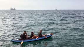 Des migrants qui traversent la Manche