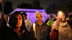 Les hommages se multiplient devant l'entrée du domicile de Nelson Mandela, à Johannesburg.