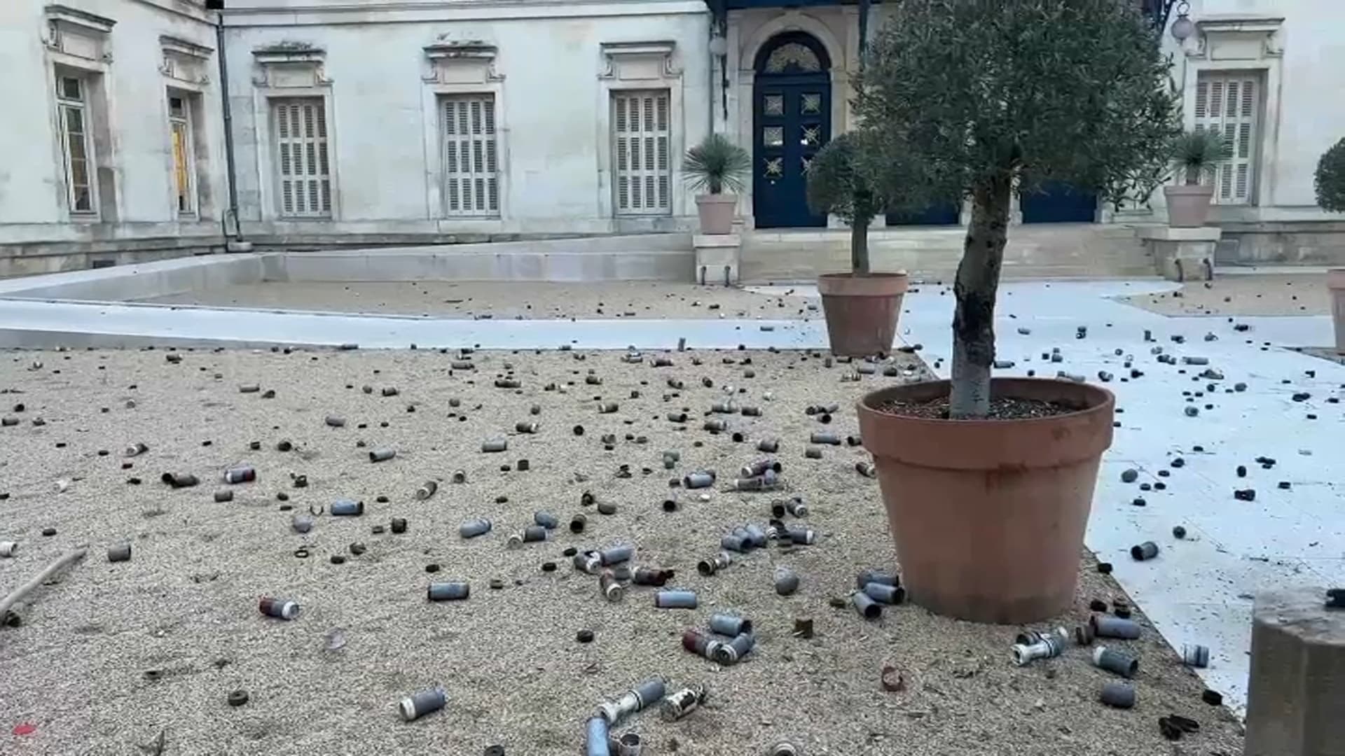 Des restes de grenades utilisées à Sainte-Soline ont été envoyés par les manifestants