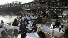 Apéritifs en bordure d'un restaurant d'une plage en Corse, le 19 mai 2021