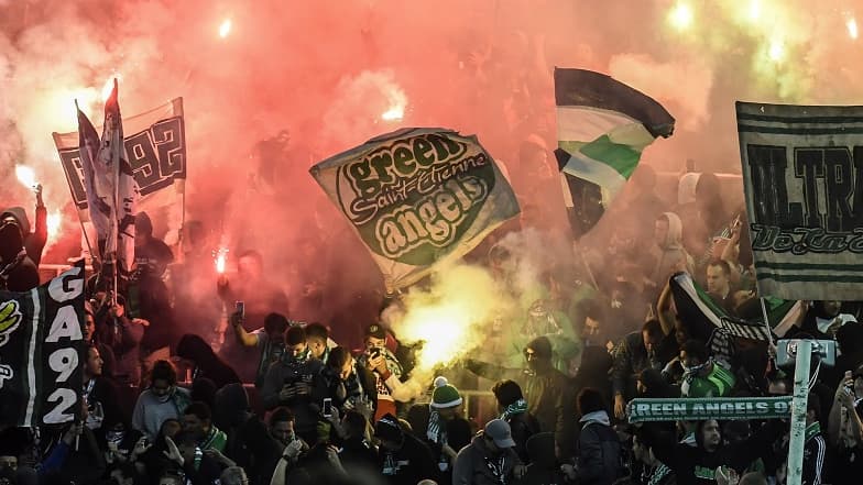 Des fumigènes allumés dans le stade