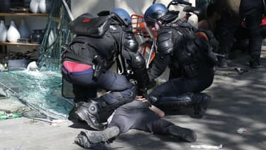 Arrestation place de la République à Paris lors de la 23e journée de mobilisation des gilets jaunes, le 20 avril 2019