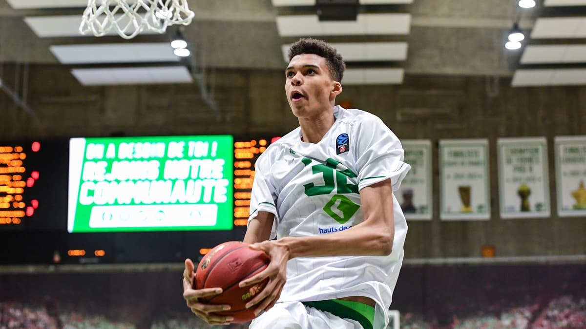 Victor Wembanyama monte au dunk à l'échauffement