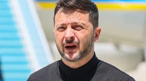 Le président ukrainien Volodymyr Zelensky après avoir débarqué d'un avion à son arrivée à l'aéroport d'Ankara, à Ankara, le 15 mai 2025.