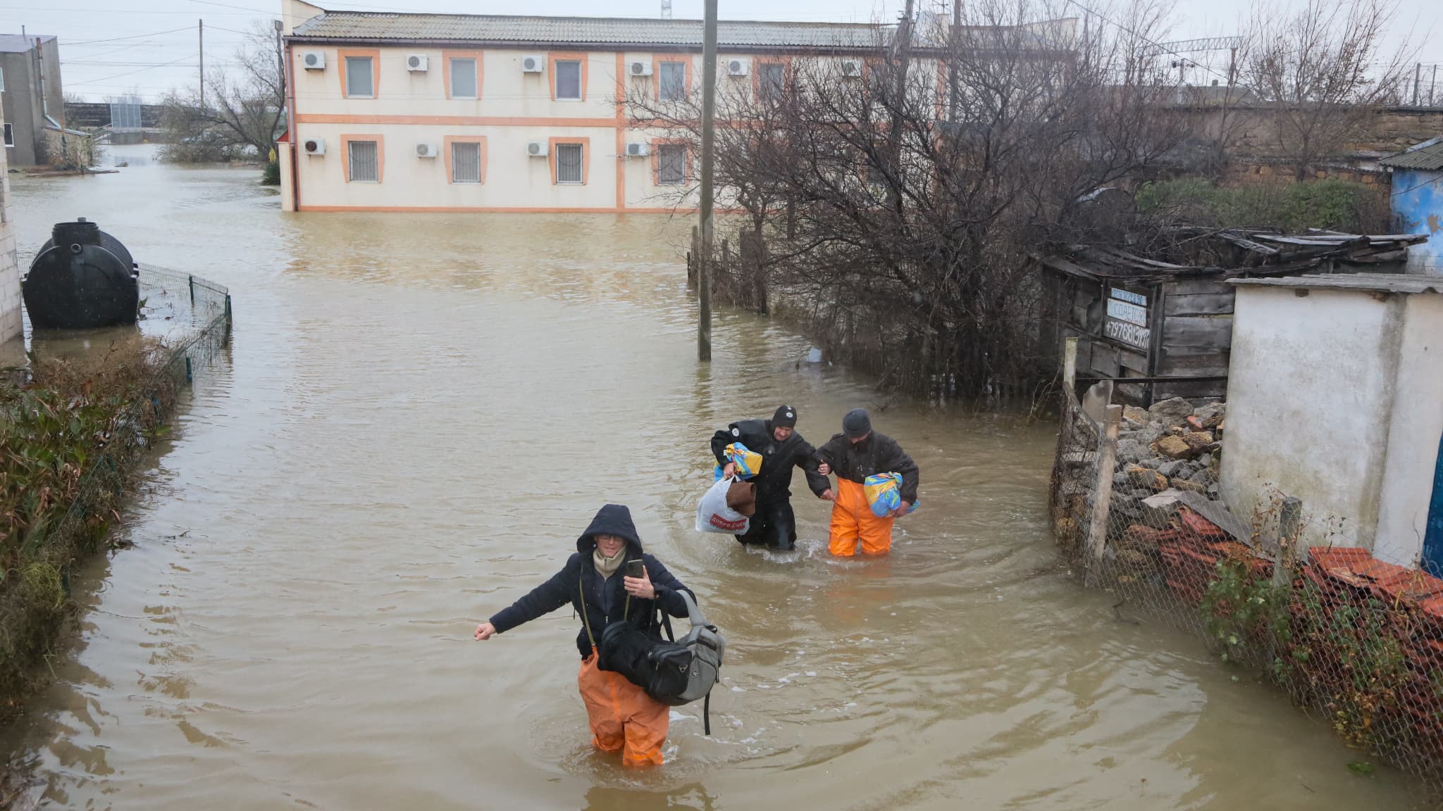 Des habitants sont évacués du village inondé de Pribrezhnoe, en Crimée, le 27 novembre 2023, à la suite d'une tempête. 