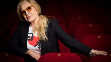 Sylvie Vartan pause parmi les fauteuils de l'Olympia, le 6 septembre 2017