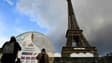 Compte à rebours à 100 jours des Jeux Olympiques de Paris 2024 devant la Tour Eiffel, le 16 avril 2024 à Paris.