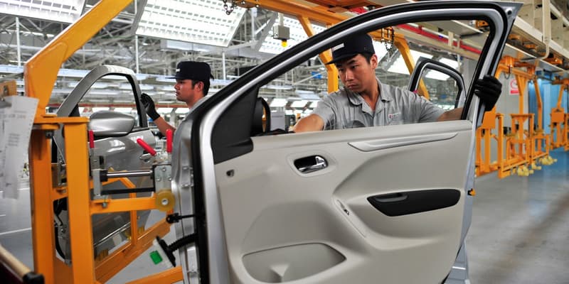 Des ouvriers de l'usine chinoise de PSA, à Wuhan, ici en 2013
