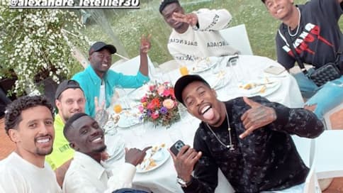 Neymar et les Parisiens fêtent le titre de champion de France. Neymar et les Parisiens fêtent le titre de champion de France.