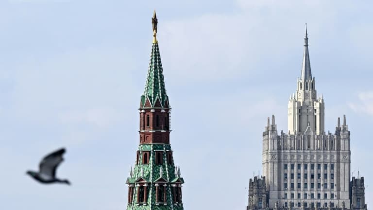 L'une des tours du Kremlin et le siège du ministère russe des Affaires étrangères à Moscou, le 5 avril 2022 (photo d'illustration)