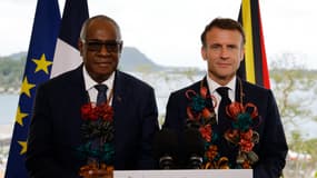 Le Premier ministre du Vanuatu Ishmael Kalsakau et Emmanuel Macron le 23 juillet 2023 à Port-Vila