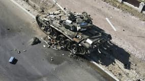 Photo diffusée par le service de presse des forces ukrainiennes d'un char russe détruit dans la région de Kiev, le 20 mars 2022
