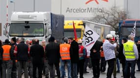 Les salariés d'ArcelorMittal à Florange ont commencé jeudi matin à bloquer la sortie des expéditions de produits. L'action a été décidée par l'intersyndicale CGT, CFDT, FO, CFE-CGC. Un comité d'entreprise à Paris doit officialiser ce jeudi la prolongation