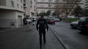 Un policier en patrouille dans le quartier des Rosiers, à Marseille.