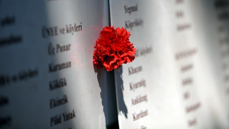 Un oeillet placé sur une liste de noms de victimes des massacres d'Arméniens, lors des commémorations du 24 avril 2013, à Istanbul.