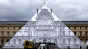 La pyramide du Louvre disparaît si l'on se met dans la bonne perspective, grâce à JR.