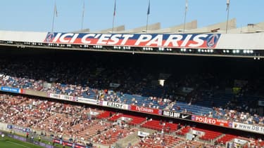 Le slogan "Ici c'est Paris" était déjà présent en 2010, avant que les associations de supporters ne soient interdites.