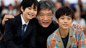Le réalisateur japonais Kore Eda, entouré des deux jeunes acteurs de son film, "Monster", le 18 mai à Cannes