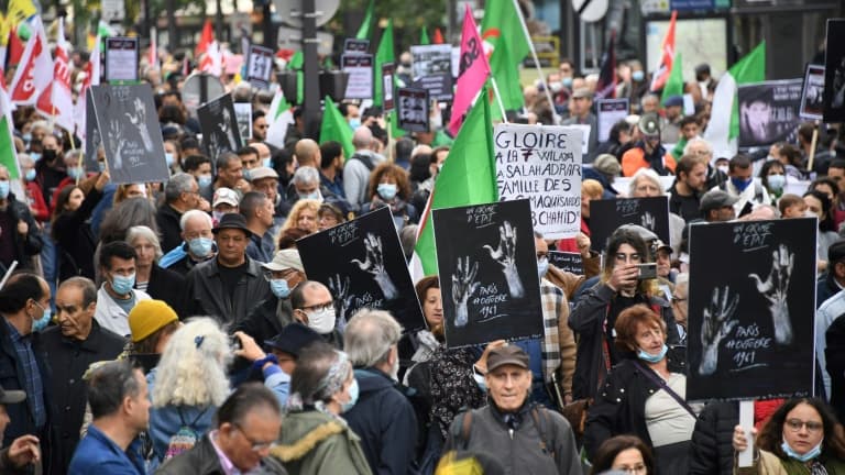 Des manifestants le 17 octobre 2021 dans les rues de Paris pour commémorer le massacre de plusieurs dizaines d'Algériens il y a 60 ans lors d'une manifestation