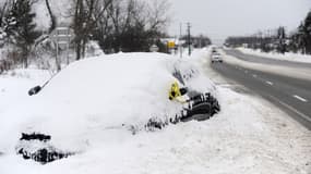 Une voiture est abandonnée le long du Southwestern Boulevard le 26 décembre 2022 à West Seneca, New York. (photo d'illustration)