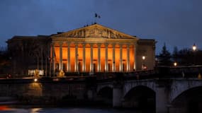 L'Assemblée nationale parée de orange le 26 février 2025 en hommage à la famille Bibas.