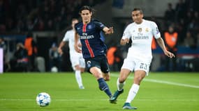 Danilo au duel avec Edinson Cavani lors du match PSG-Real Madrid (0-0, Ligue des champions), le 21 octobre 2015