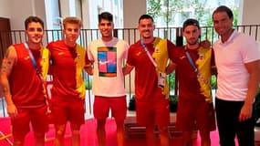 Rafael Nadal et Carlos Alcaraz en compagnie d'autres sportifs espagnols, au village olympique des JO de Paris 2024.