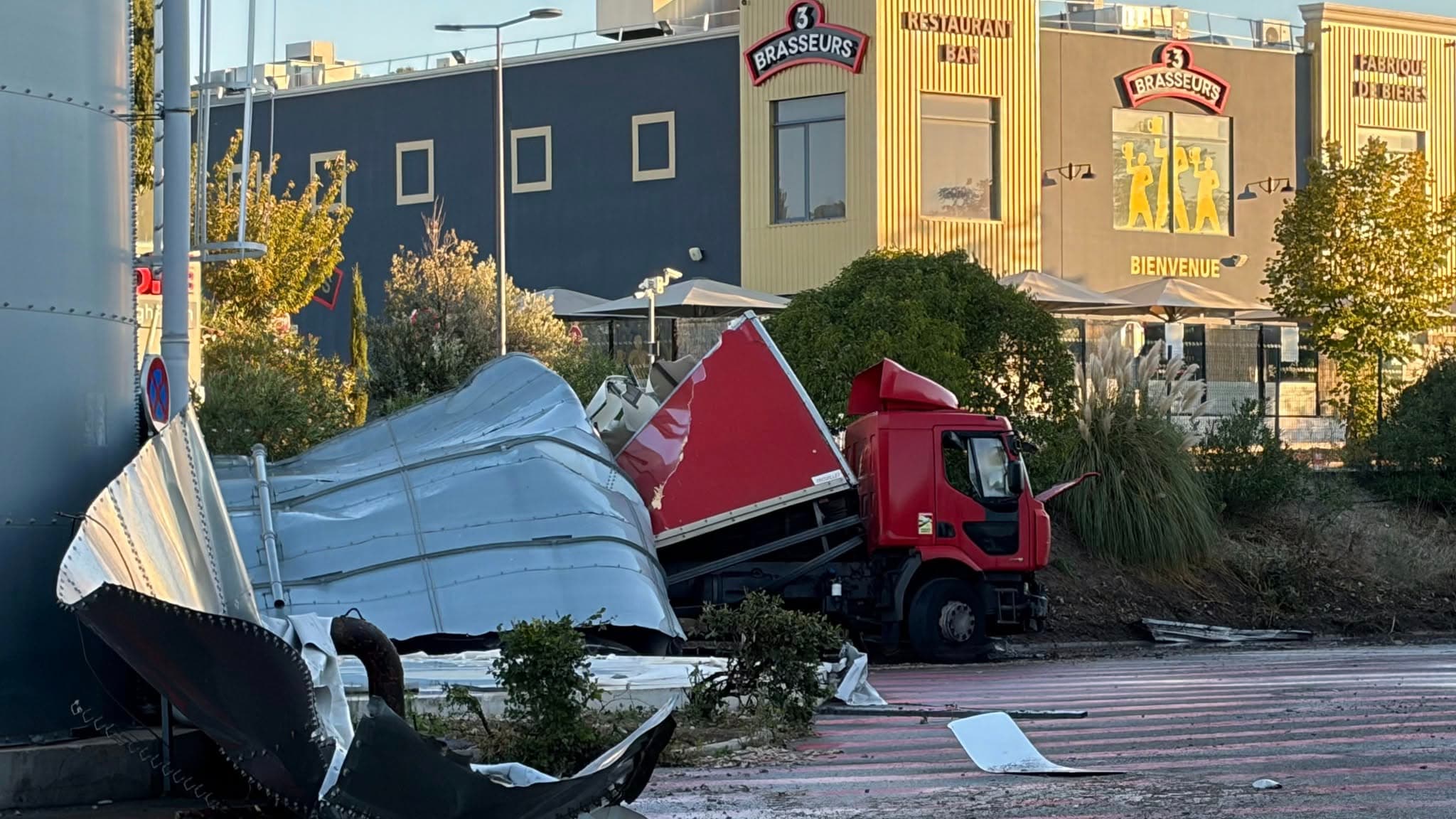 UN CAMION PERCUTE UNE CITERNE D'EAU À PLAN DE CAMPAGNE, 400 SALARIÉS AU CHÔMAGE TECHNIQUE