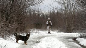 Un soldat ukrainien sur la ligne du front à Avdiivka, dans l'est de l'Ukraine, le 9 février 2022