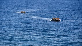 Des réfugiés arrivent sur l'île grecque de Lesbos après avoir traversé la mer Egée depuis la Turquie, le 14 octobre 2015